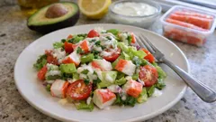 Sałatka z surimi i awokado na sałacie rzymskiej – gotowa w 15 minut
