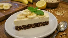 Bananowa fantazja bez pieczenia: kremowe ciasto z mascarpone na spodzie z daktyli
