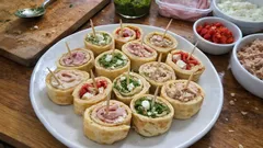 Ruloniki z naleśników na wykałaczkach: 4 farsze, które robią wrażenie