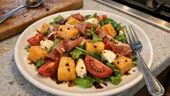 Sałatka z melonem, prosciutto i mozzarellą – lekka, a robi wrażenie