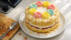 Tort urodzinowy z mascarpone i konfiturą – prosty biszkopt cytrynowy, który zawsze się udaje