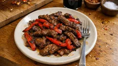 Wołowina z papryką z planchy – szybka marynata i 5 minut smażenia