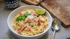 Kremowe spaghetti z wędzonym pstrągiem i limonką – kolacja w 15 minut