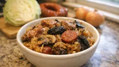 Bigos staropolski „dojrzewający” w słoikach – przepis na święta, który zyskuje z każdym dniem