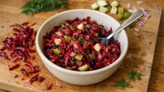 Surówka z buraków do karpia – buraki, ogórek kiszony i jabłko w jednej misce