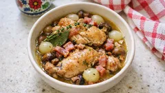 Kurczak duszony w białym winie z boczkiem i pieczarkami – prosty poulet cocotte