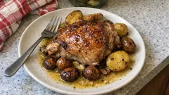 Udziec z indyka z kasztanami i winem – soczysta pieczeń z jednego naczynia