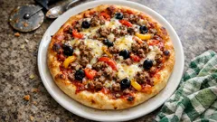 Pizza cannibale z mięsem mielonym i gruyère – domowa, sycąca i prosta