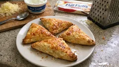 Chrupiące rożki z ciasta francuskiego z serem – gotowe w 15 minut