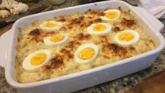 Zapiekanka z kalafiora z jajkami i beszamelem – kremowa, pod rumianą skórką