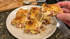 Tarta z ciasta francuskiego z szynką i serem – chrupiąca na brzegach, ciągnąca w środku