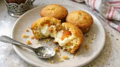 Moelleux z morelami i mascarpone – małe ciastka z owocem w środku