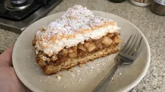 Krucha orzechowa szarlotka z bezą – jabłka nie puszczają soku, a wierzch jest lekko chrupiący