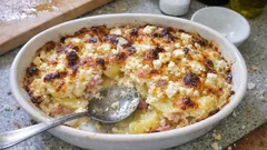 Zapiekanka ziemniaczana z fetą i szynką – kremowe wnętrze i chrupiąca góra