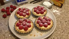 Tartaletki z malinami i kremem waniliowym – kruchy spód, który zawsze się udaje