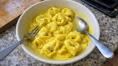 Tortellini w kremowym sosie parmezanowym – szybki trik na gęsty, aksamitny sos