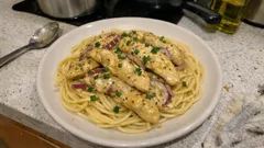 Aiguillettes z kurczaka w sosie czosnkowo-musztardowym – szybkie spaghetti z patelni