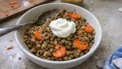 Soczewica zielona z musztardą: prosty, rozgrzewający obiad z jednego garnka