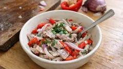 Sałatka śledziowa z papryką i cebulą – najlepsza po nocy w lodówce