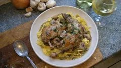 Udka z królika w białym winie z pieczarkami – proste duszenie w jednym garnku