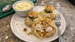 Sakiewki z ciasta brick z boudin blanc, jabłkiem i orzechami – prosto z piekarnika