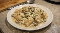 Kurczak en cocotte w sosie śmietanowo-grzybowym z białym winem – prosty obiad z jednego garnka