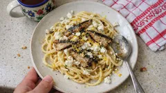 Makaron ze szprotkami w oleju i fetą – kremowy sos w 15 minut