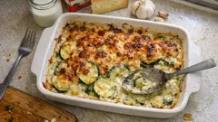 Gratin z cukinii z mikrofalówki – kremowa zapiekanka w 15 minut