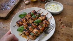 Szaszłyki z kurczaka w marynacie jogurtowej – soczyste i proste na grilla