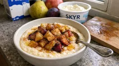 Kaszka manna high protein ze skyrem i ciepłymi owocami – gotowa w 10 minut