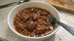 Gulasz z mięsem miękkim jak masło: prosty trik z sodą przed smażeniem