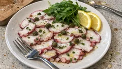 Carpaccio z ośmiornicy z rukolą i cytryną – elegancka przystawka bez gotowania