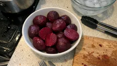 Buraki gotowane w 30 minut: prosty trik z lodowatą wodą, który ułatwia obieranie