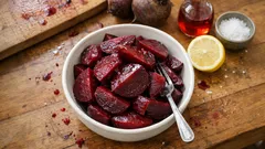 Jak ugotować buraki w skórce, żeby były soczyste i nie traciły koloru