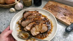 Pieczona pieczeń wieprzowa w sosie musztardowo-balsamicznym – jeden garnek, dużo smaku