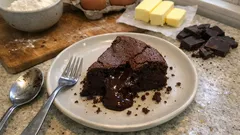 Czekoladowe ciasto fondant z płynnym środkiem – prosty przepis na mocny deser