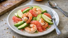 Sałatka z krewetkami, awokado i grejpfrutem – lekka przystawka z winegretem z limonki