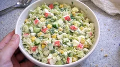 Sałatka krabowa „konfetti” z kapustą pekińską i kukurydzą – gotowa w 20 minut