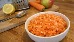 Surówka z marchewki i jabłka z cytryną – szybka, chrupiąca i zawsze się udaje