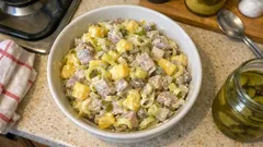 Śledzie z ananasem w kremowym sosie – prosta sałatka, która szybko znika ze stołu