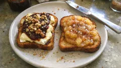 Grzanki na dwa sposoby: figi z camembertem i jabłka ze słonym karmelem