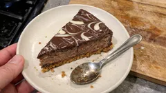 Sernik z Nutellą na spodzie z ciasteczek – kremowy, pieczony i zawsze równy