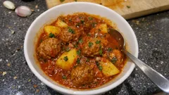Tajine z klopsikami i ziemniakami – prosty obiad jednogarnkowy w pomidorowym sosie