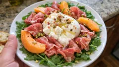 Deska antipasti z fiocchetto, melonem i burratą – elegancka przystawka w 15 minut