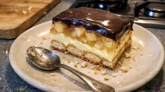 Budyniowa szarlotka bez pieczenia – proste ciasto lodówkowe z biszkoptami