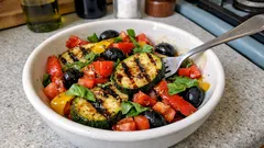 Sałatka z grillowanej cukinii i pieczonej papryki – lekka, śródziemnomorska i prosta