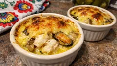 Gratin z dorsza i małży z pieczarkami – lekka, elegancka zapiekanka bez śmietany