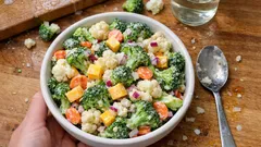 Kremowa sałatka z brokułem i kalafiorem – słodko-kwaśny sos, który robi różnicę