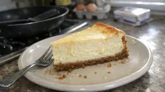 Sernik nowojorski na ciasteczkowym spodzie – gęsty, aksamitny i równy