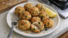 Pieczone kulki z tuńczyka z puszki – chrupiąca przekąska z kilku składników